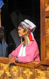 Voyage en Birmanie : La bague de cou Kayan pour femme