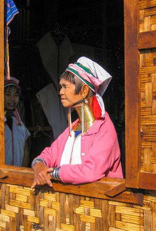 Voyage en Birmanie : La bague de cou Kayan pour femme