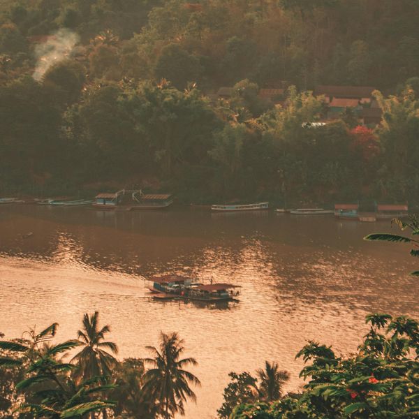 Voyage au Cambodge : Bateau dans le coucher du soleil du Mékong