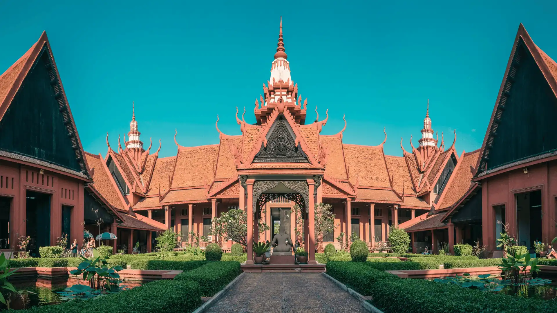 Guide voyage Cambodge – Façade rouge et toitures traditionnelles sculptées du Musée national du Cambodge à Phnom Penh.