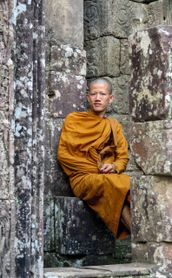 Voyage au Cambodge : Moine assis sur les marches d'un temple