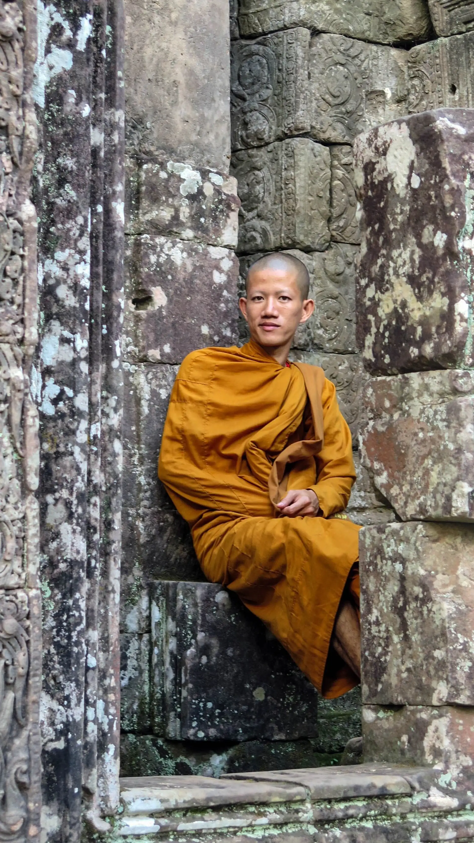 Voyage au Cambodge : Moine assis sur les marches d'un temple