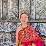 Portrait de Carla, experte Shanti Travel en Thaïlande, amoureuse du temple Doi Suthep et des instants spirituels au lever du soleil à Chiang Mai.