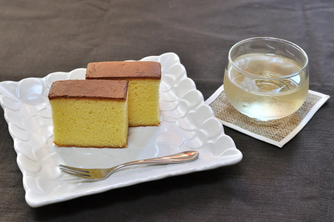 Présentation du castella, gâteau d'origine portugaise à base de miel