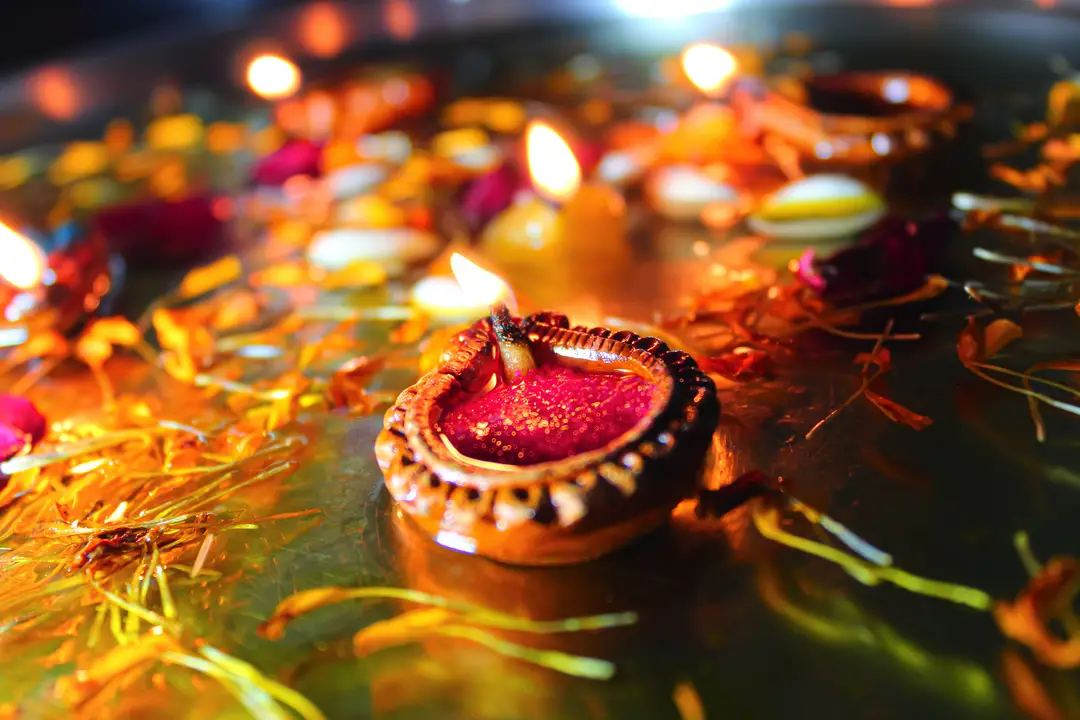 Célébration vibrante de Diwali avec des diyas illuminés flottant sur l'eau, capturant la chaleur de la fête.jpg