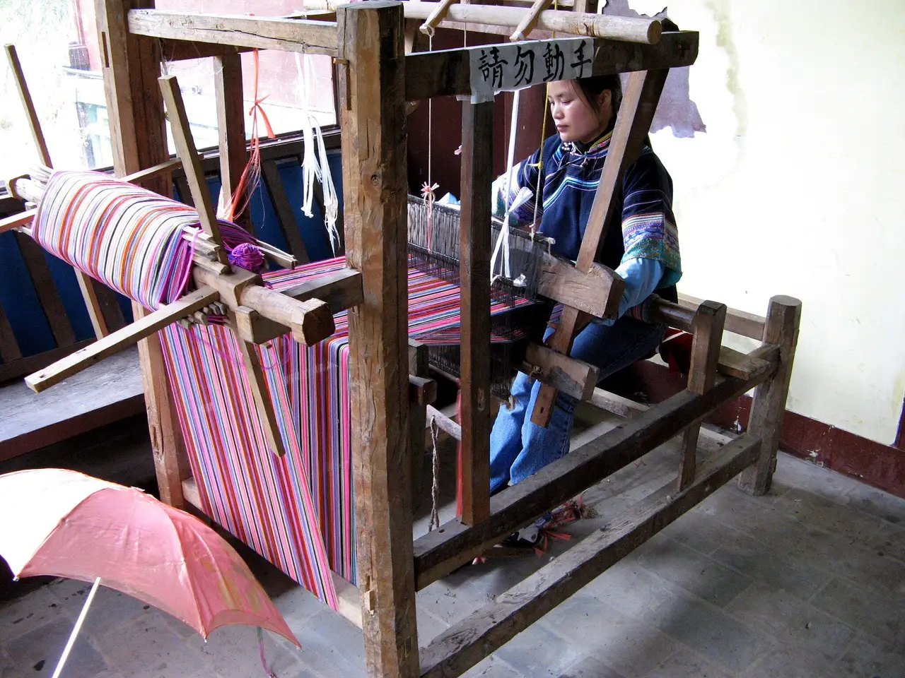Voyage en Chine : une femme fait du tissage traditionnel de Lijiang