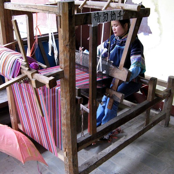 Voyage en Chine : une femme fait du tissage traditionnel de Lijiang