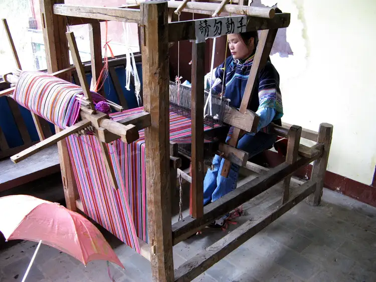 Voyage en Chine : une femme fait du tissage traditionnel de Lijiang