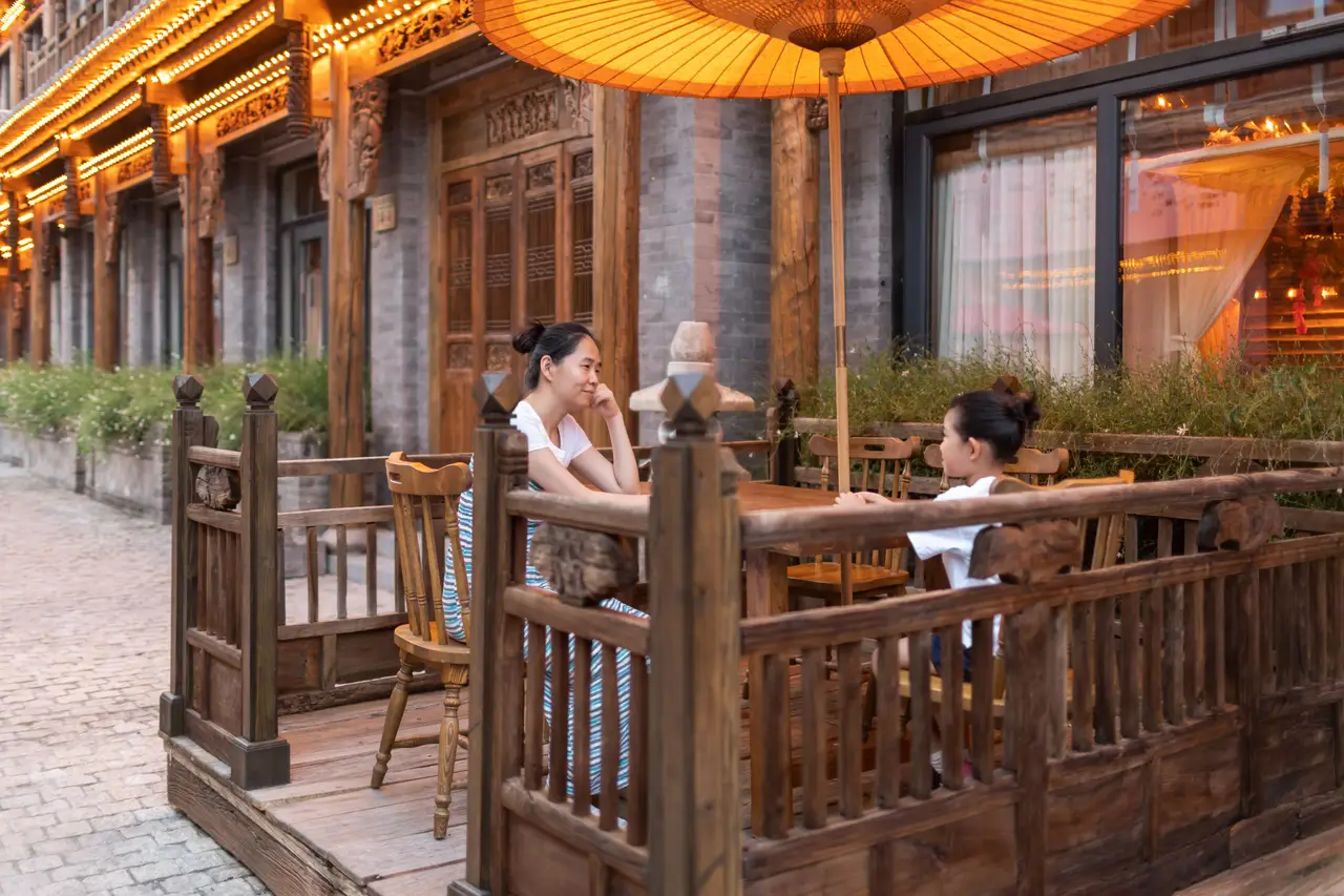 Voyage en Chine - Fille et mère dans un restaurant