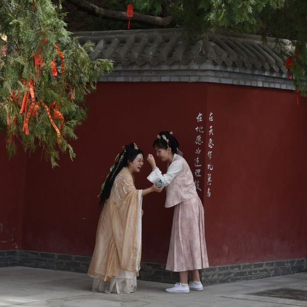 Voyage en Chine - femmes en train de rire dans la rue