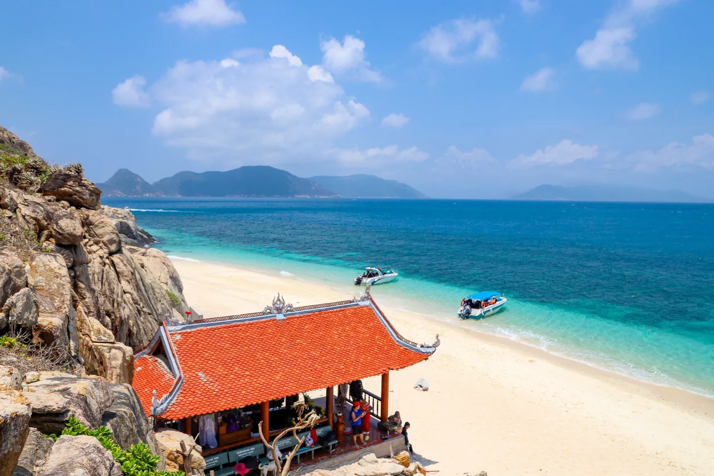 Plage de Con Dao au Vietnam avec des bateaux