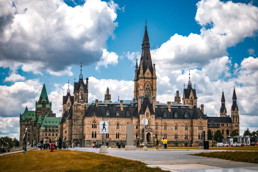 La Colline du Parlement à Ottawa, sous un ciel aux couleurs flamboyantes.