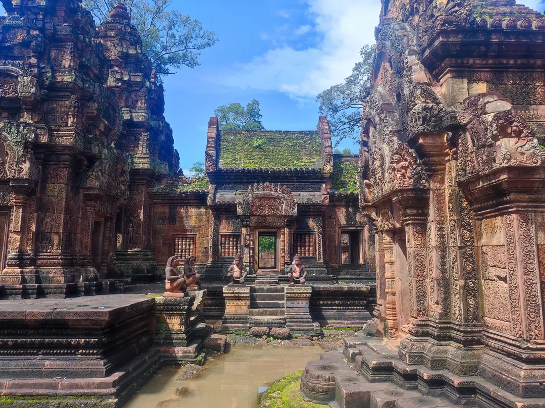 Temple de Banteay Srei, le joyau de grès rose situé au nord du complexe d'Angkor, au Cambodge.