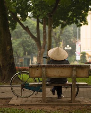 Homme posé sur un banc à Hanoï