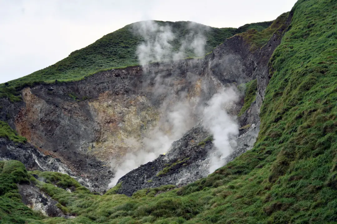 Cratère volcanique fumant dans le luxuriant parc national de Yangmingshan, Taiwan.jpg