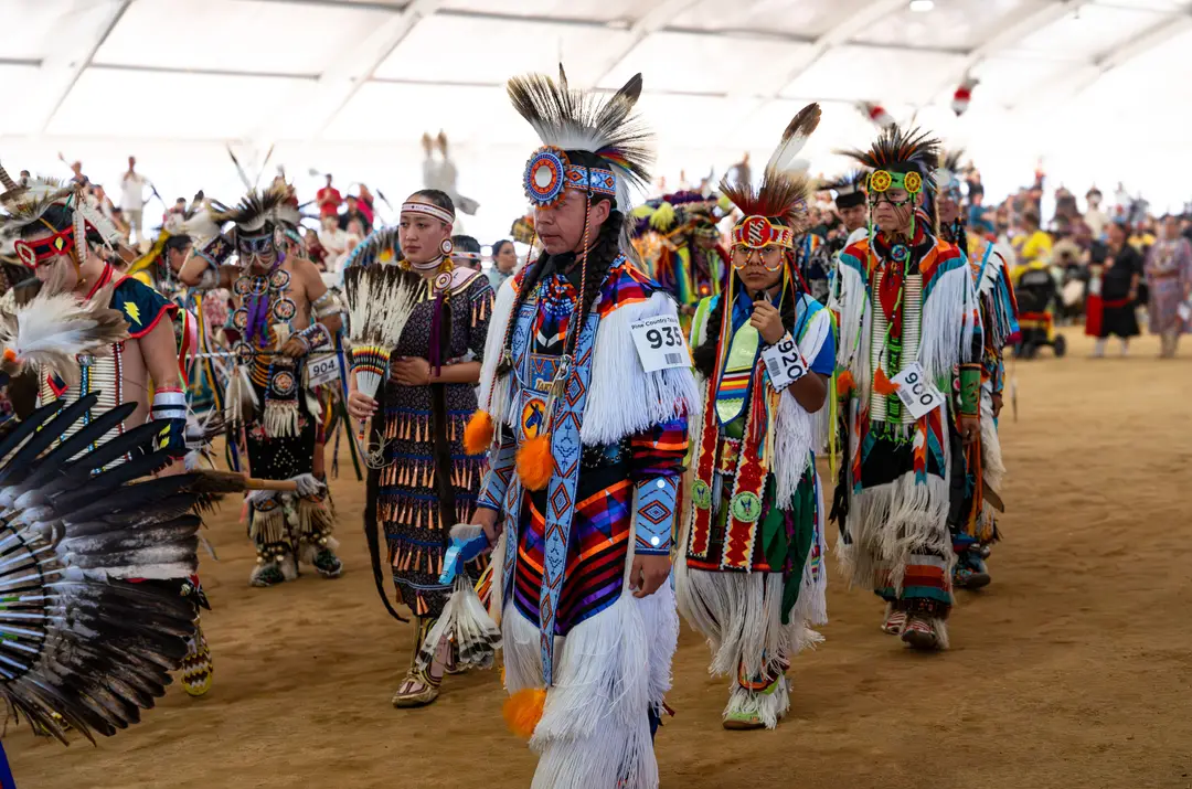 Des danseurs participent à un pow-wow, un rassemblement culturel organisé par des communautés autochtones.