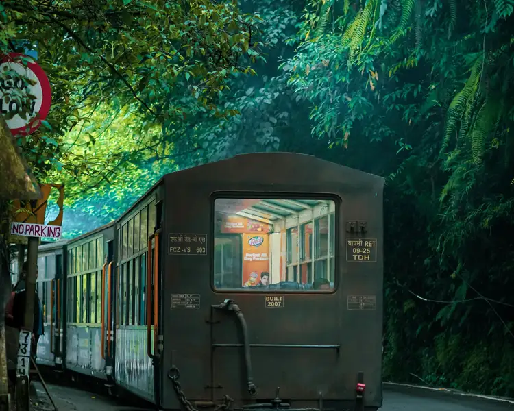 Trajet en toy train dans le Darjeeling lors d'un voyage dans le nord est de l'Inde