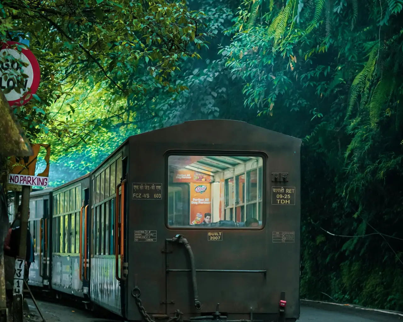 Trajet en toy train dans le Darjeeling lors d'un voyage dans le nord est de l'Inde