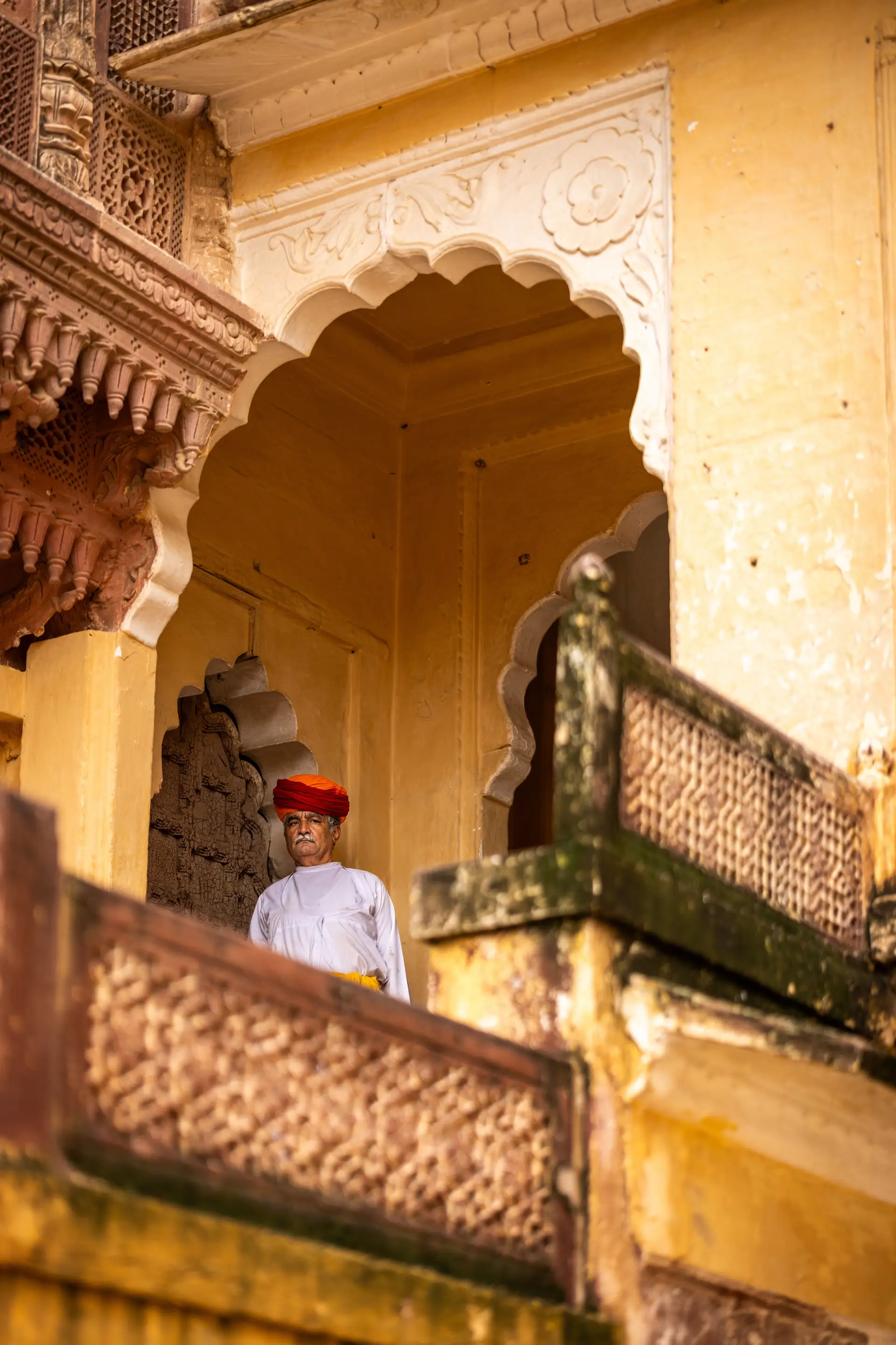 Voyage en Inde - Homme sur un balcon à Jodhpur
