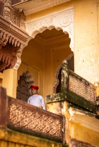 Voyage en Inde - Homme sur un balcon à Jodhpur