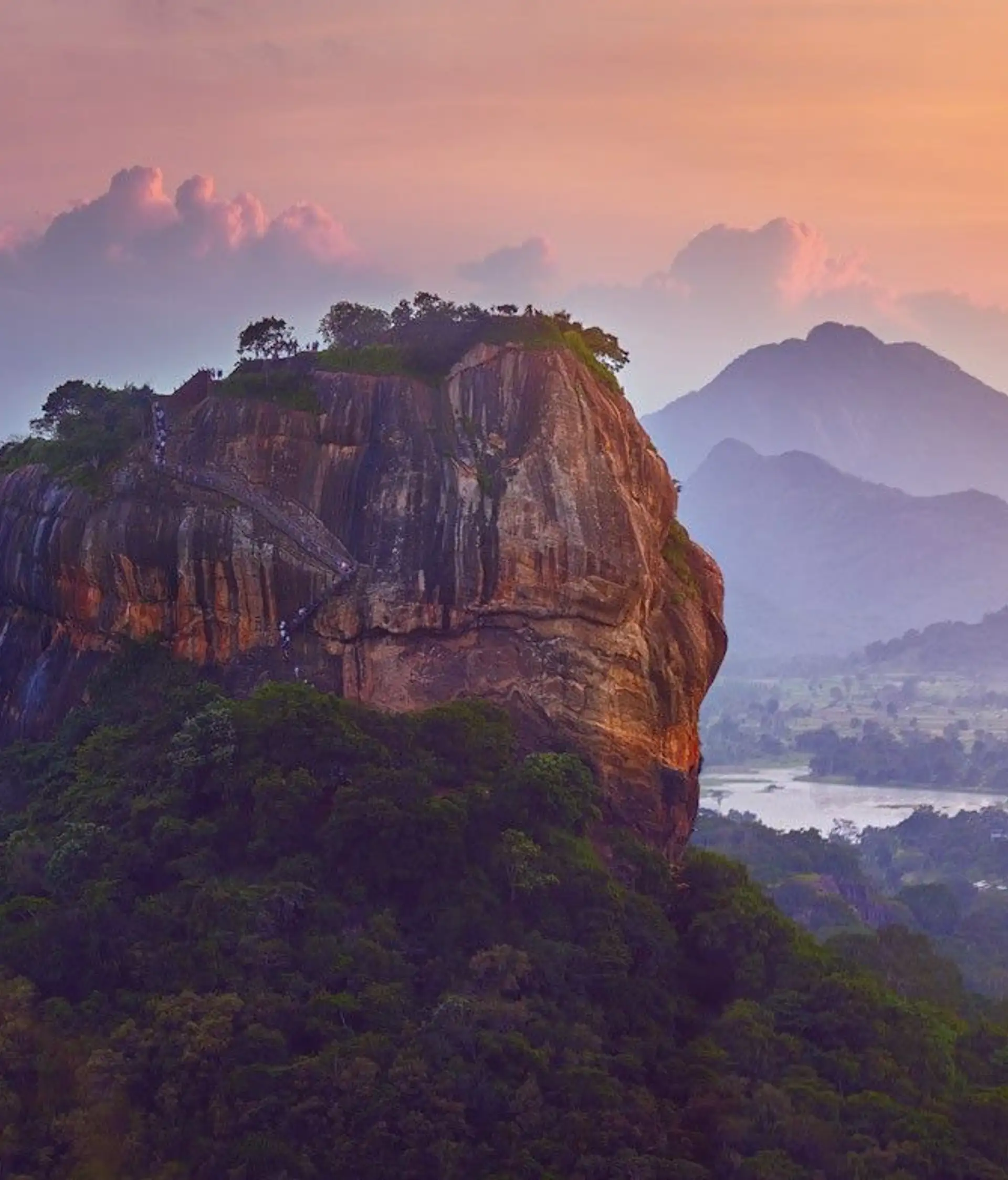 Voyage en Asie — Le rocher de Sigiriya au lever du soleil, site emblématique du Sri Lanka