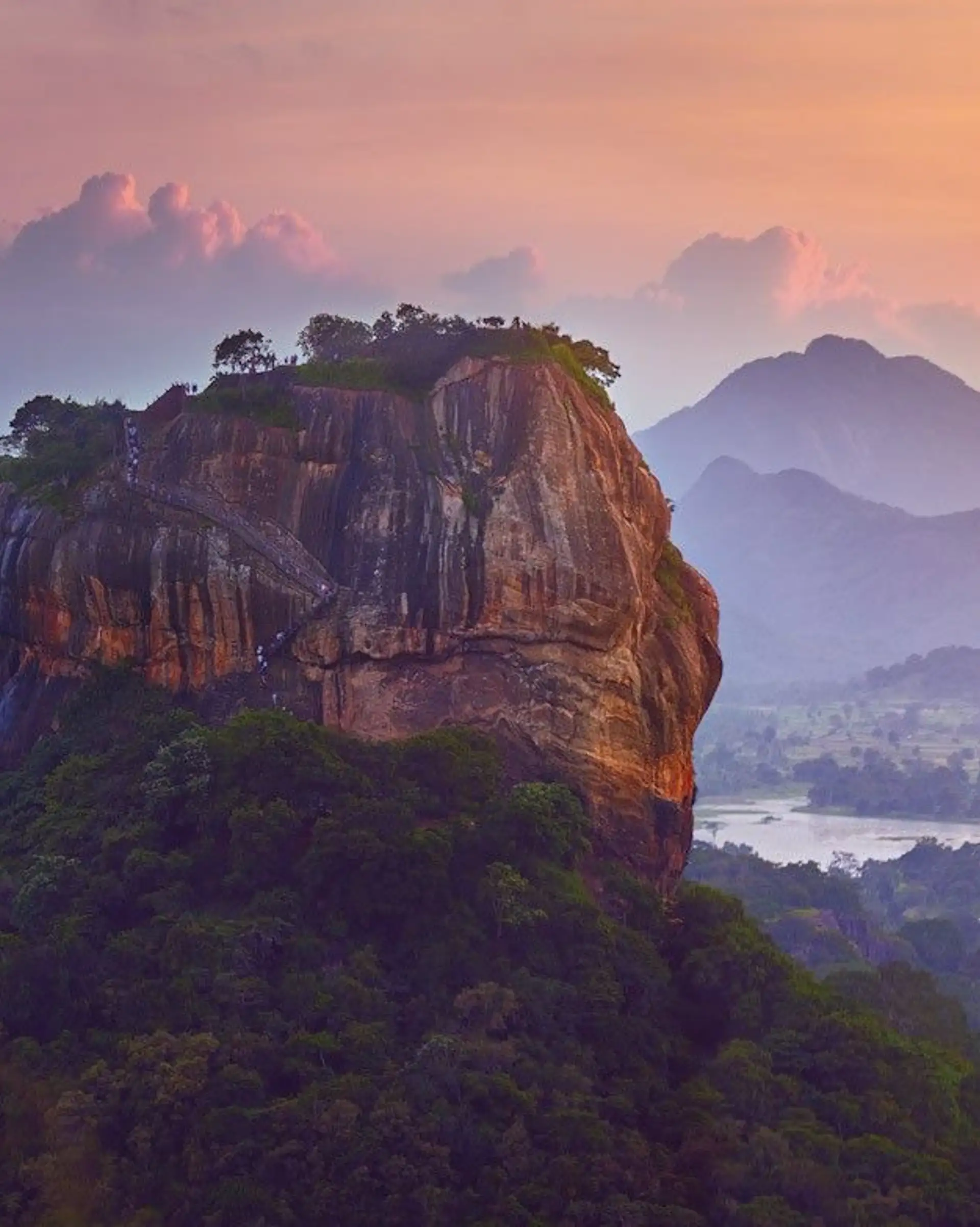 Voyage en Asie — Le rocher de Sigiriya au lever du soleil, site emblématique du Sri Lanka