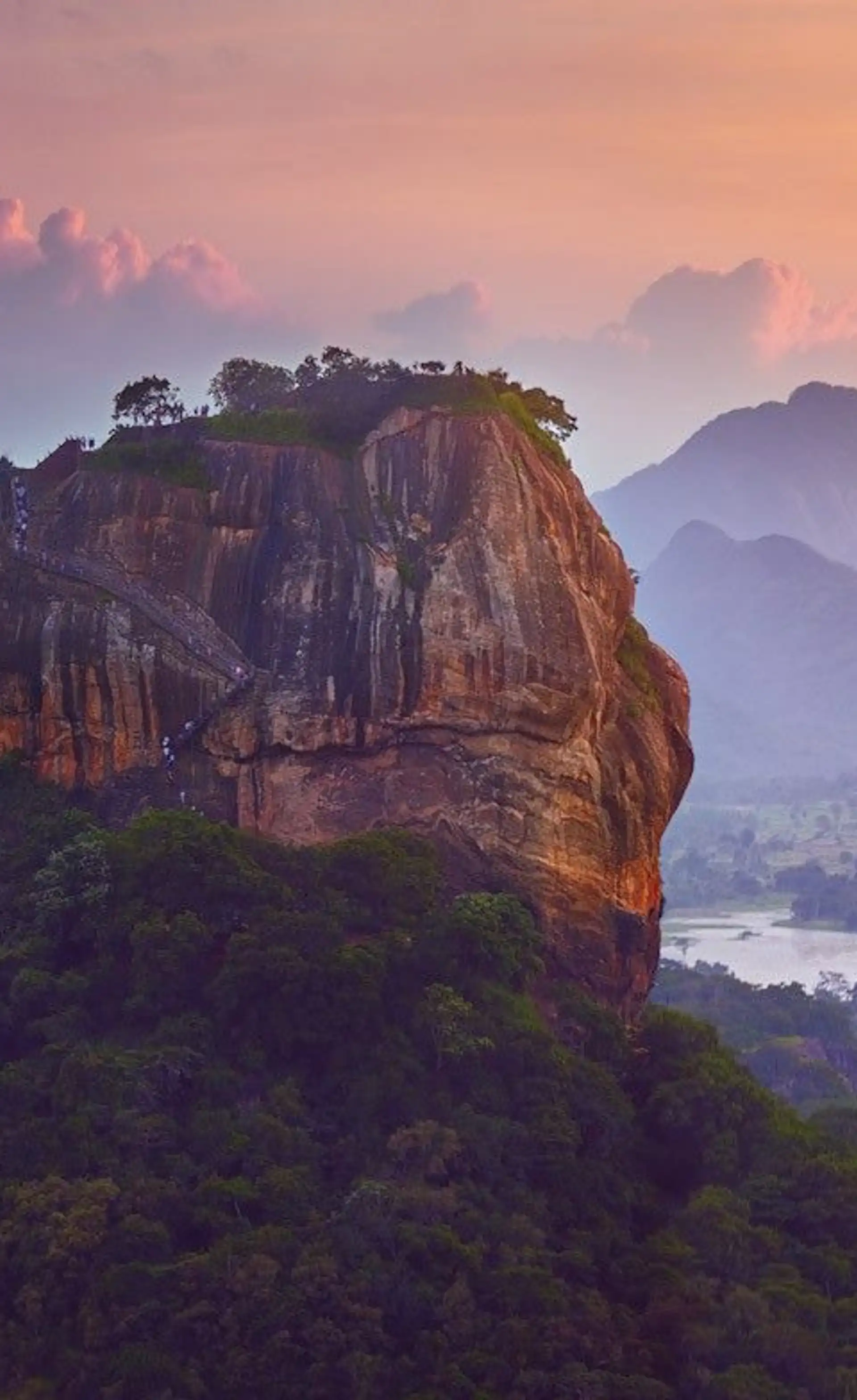 Voyage en Asie — Le rocher de Sigiriya au lever du soleil, site emblématique du Sri Lanka