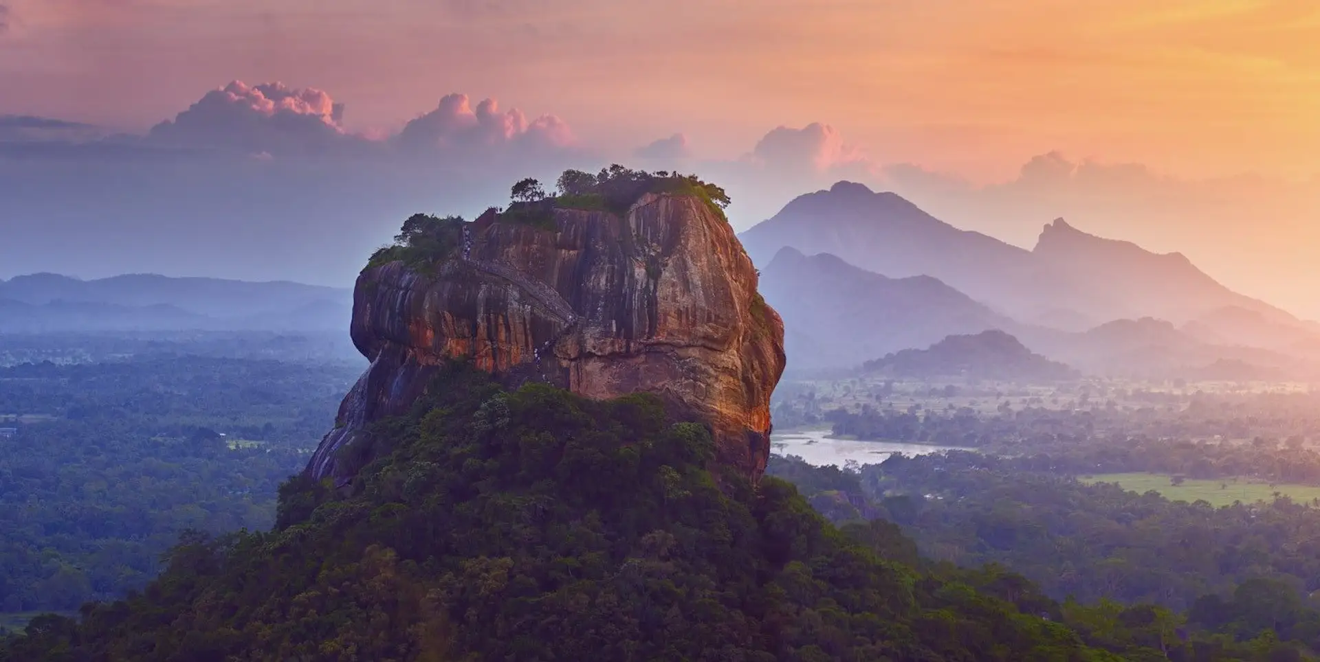 Voyage en Asie — Le rocher de Sigiriya au lever du soleil, site emblématique du Sri Lanka