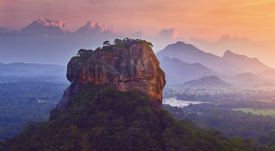 Voyage en Asie — Le rocher de Sigiriya au lever du soleil, site emblématique du Sri Lanka