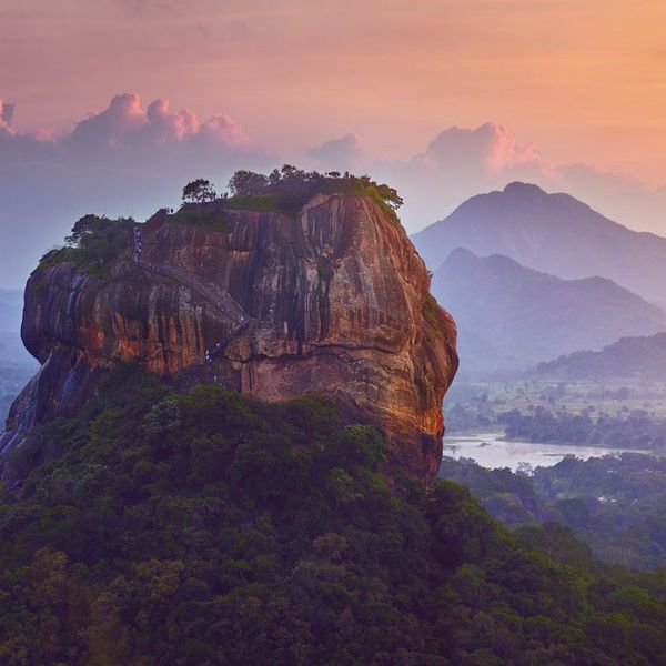 Voyage en Asie — Le rocher de Sigiriya au lever du soleil, site emblématique du Sri Lanka
