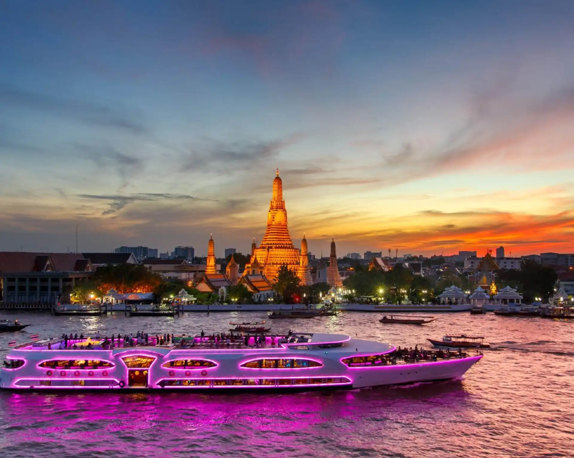 Thaïlande Nord ou Sud – Le temple Wat Arun illuminé au coucher du soleil au bord du fleuve Chao Phraya à Bangkok.