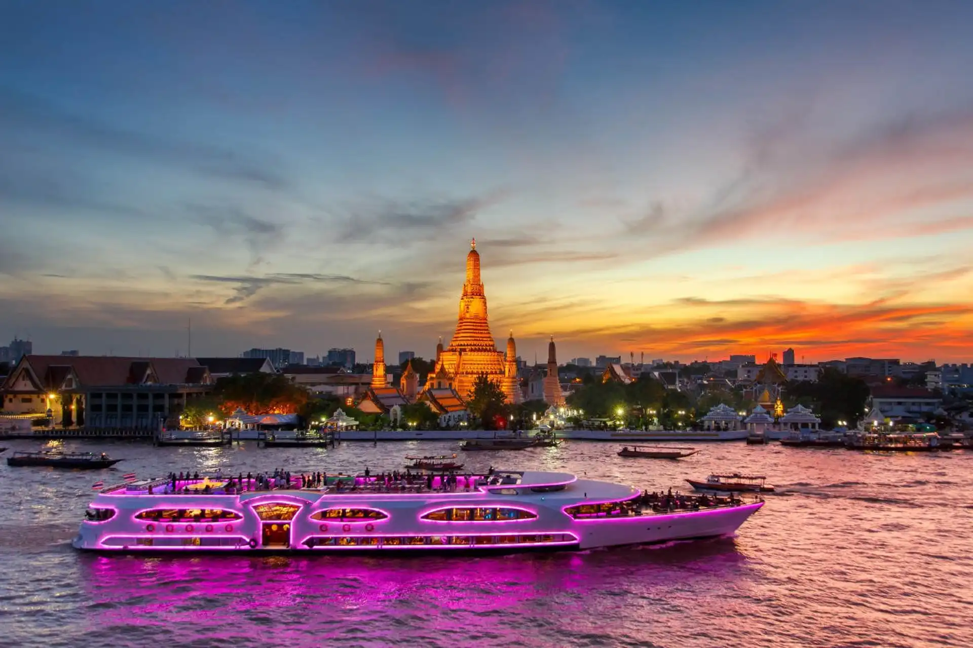 Thaïlande Nord ou Sud – Le temple Wat Arun illuminé au coucher du soleil au bord du fleuve Chao Phraya à Bangkok.