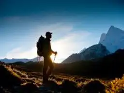 Silhouette d'un randonneur avec sac à dos admirant les montagnes au lever du soleil lors d'un trek au Sri Lanka