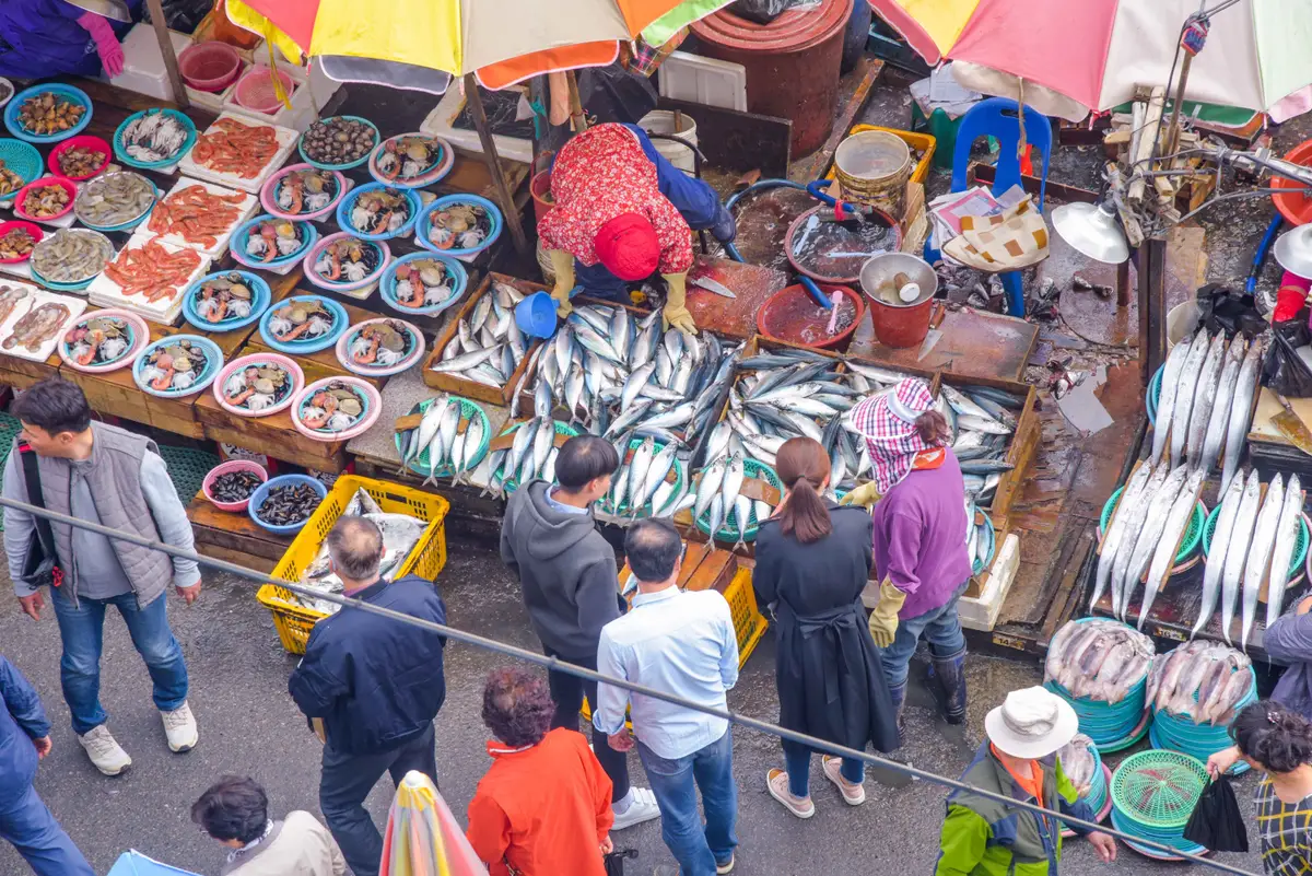 Une vue plongeante sur l'effervescence des stands de poissons frais du marché Jagalchi à Busan.