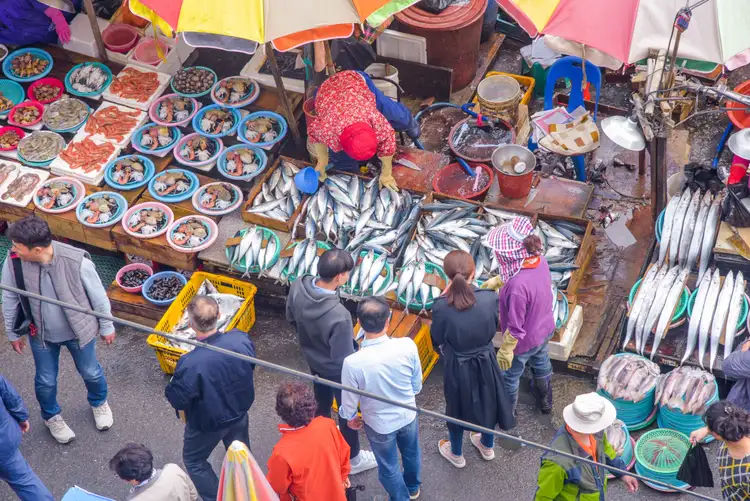 Une vue plongeante sur l'effervescence des stands de poissons frais du marché Jagalchi à Busan.