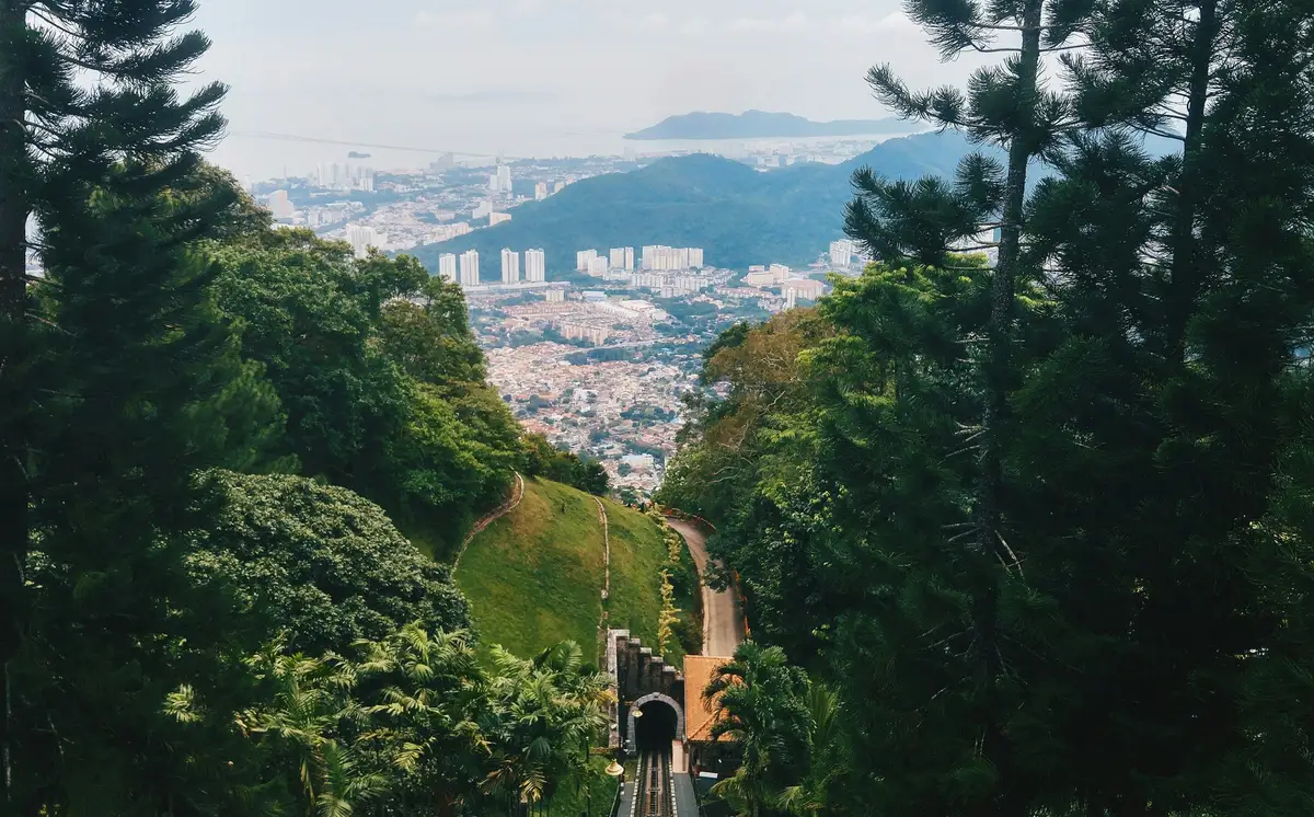 Vue panoramique imprenable sur l'île de Penang et le détroit de Malacca depuis les sommets verdoyants de Penang Hill.