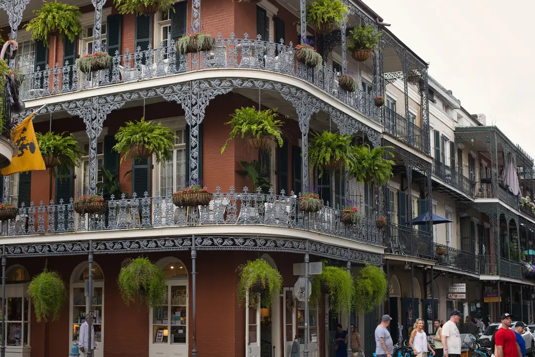 Balcons en fer forgé et végétation tropicale dans le French Quarter de La Nouvelle-Orléans.