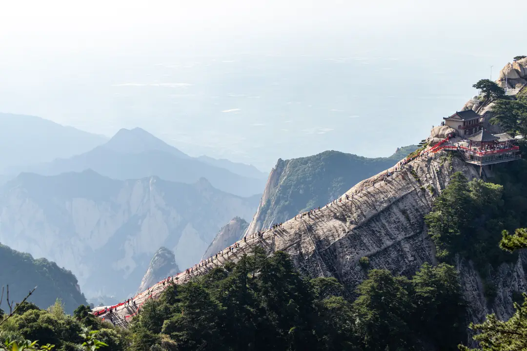 Découvrez l'ascension époustouflante du célèbre sentier de Mont Hua au milieu d'une végétation luxuriante..jpg