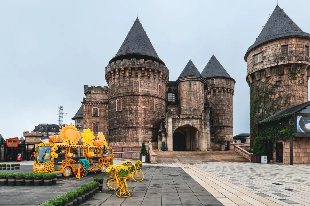 Architecture du village français de Ba Na Hills, près de Da Nang, au Vietnam.