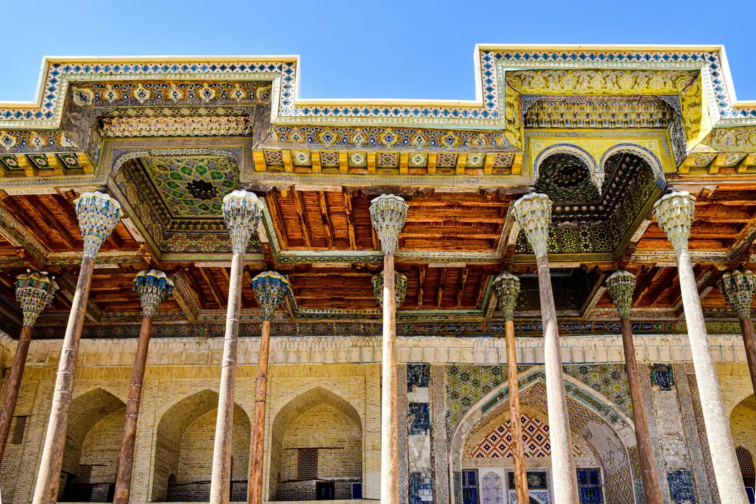 Découvrez la colonnade ornée de la mosquée Bolo Hauz, site du patrimoine mondial de l'UNESCO à Boukhara