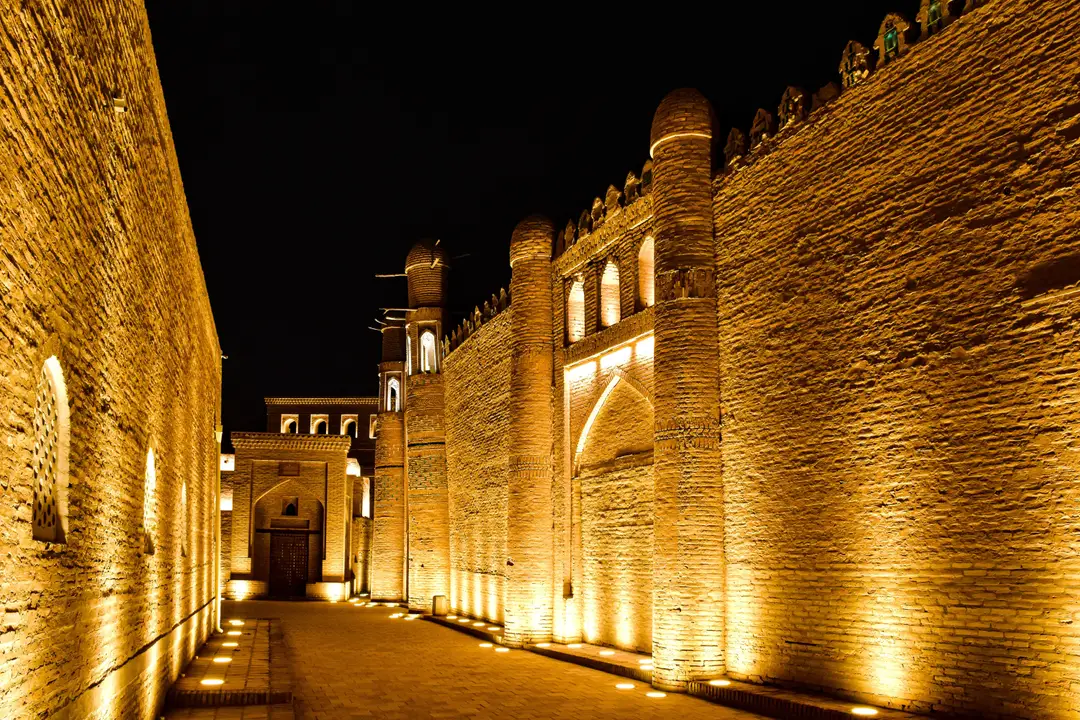 Découvrez la beauté des anciens murs illuminés la nuit dans la vieille ville de Khiva, Ouzbékistan