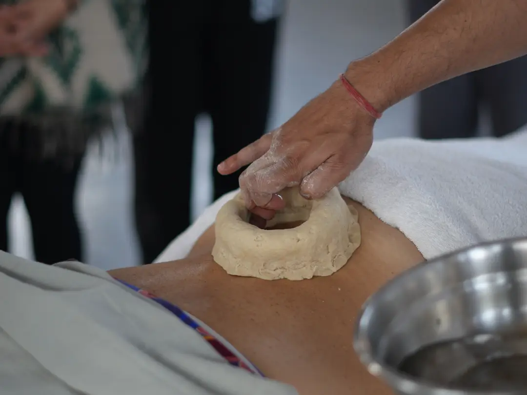 Découvrez la thérapie ayurvédique traditionnelle Kati Basti à Jonk, en Inde, qui favorise le soulagement des douleurs dorsales et le bien-être