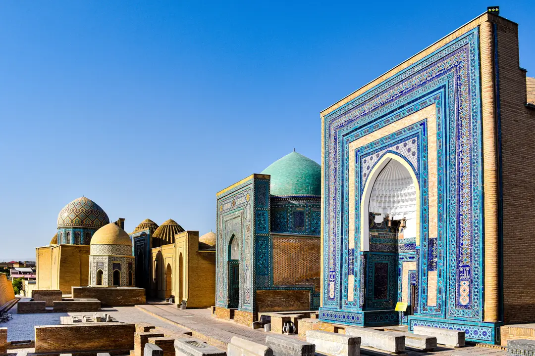 Découvrez les mosaïques colorées et les dômes historiques du complexe Shah-i-Zinda à Samarkand, Ouzbékistan