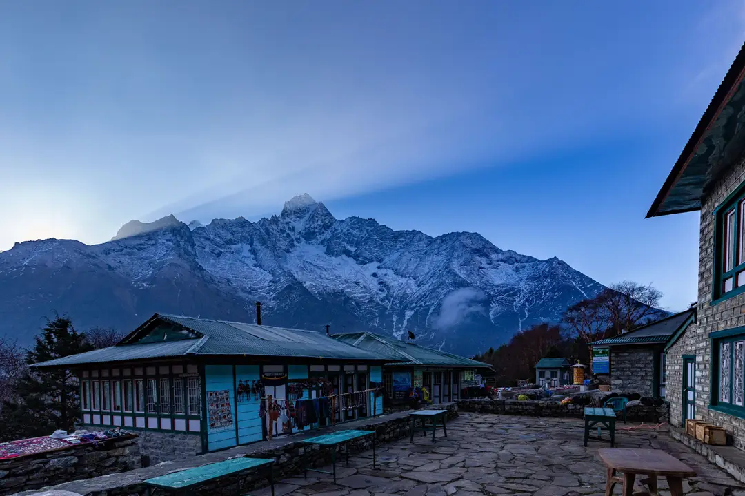 Découvrez les lodges sereins du Népal avec un arrière-plan himalayen pittoresque
