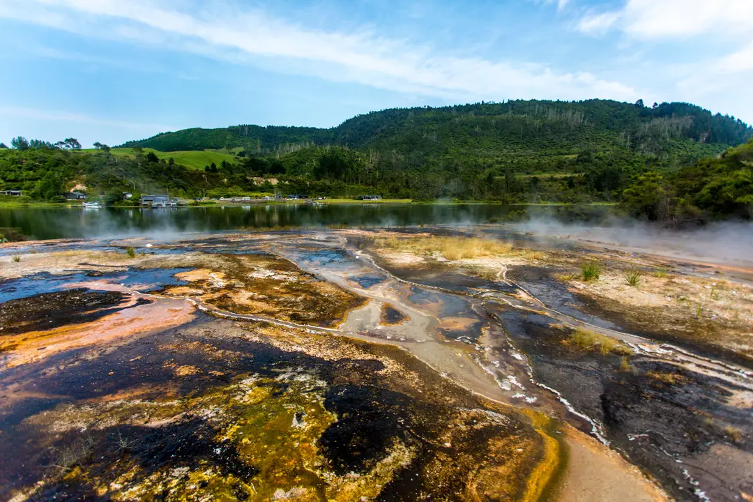 Découvrez les textures géothermiques vibrantes et la vue pittoresque sur le lac à Taupo
