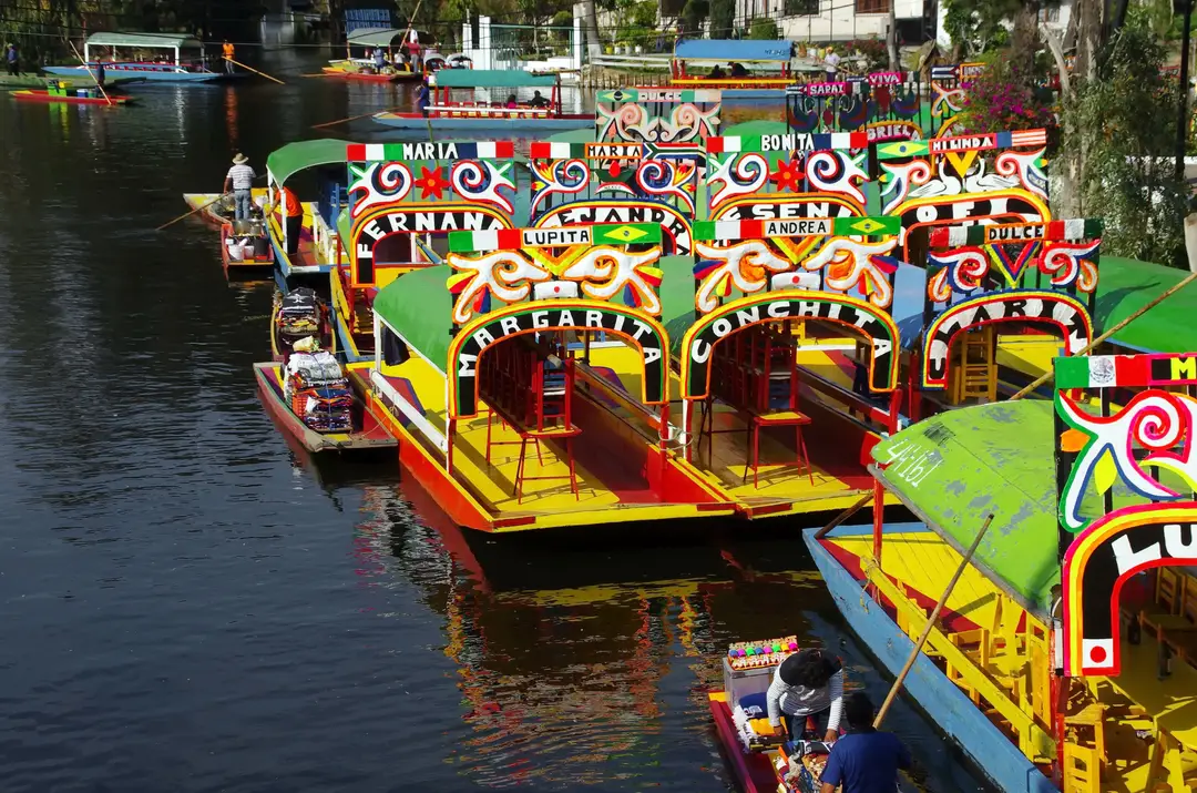 Trajinera décorée sur les canaux de Xochimilco à Mexico