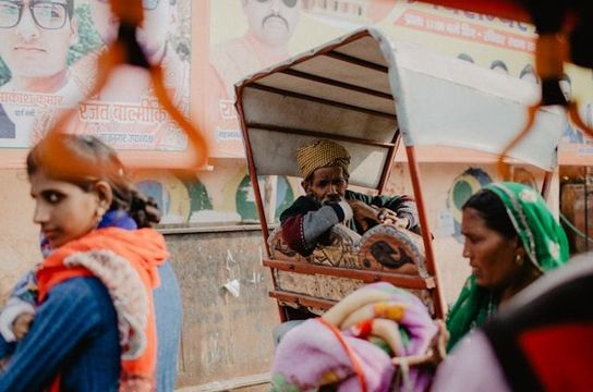 Indische Menschen in Delhi in Indien Willkommen