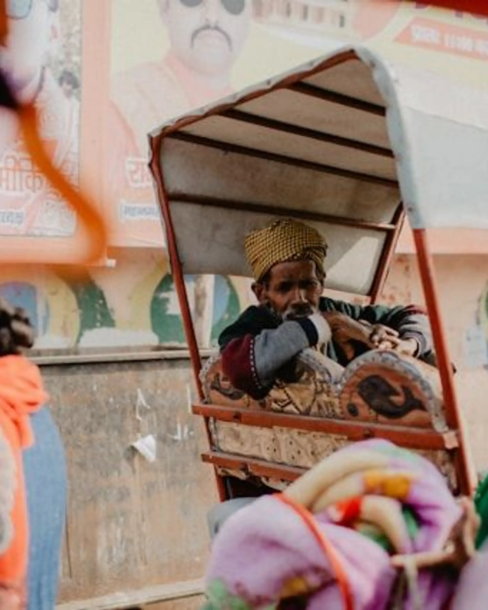 Indische Menschen in Delhi in Indien Willkommen