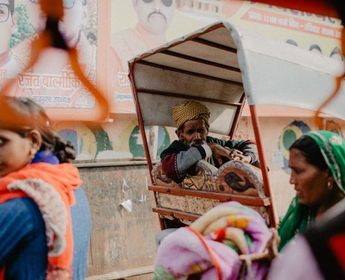 Indische Menschen in Delhi in Indien Willkommen