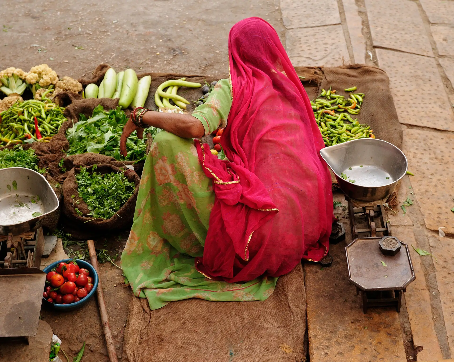 Voyageur déambulant dans les ruelles animées de Delhi, entre monuments anciens et atmosphère métropolitaine intense – immersion en Inde.